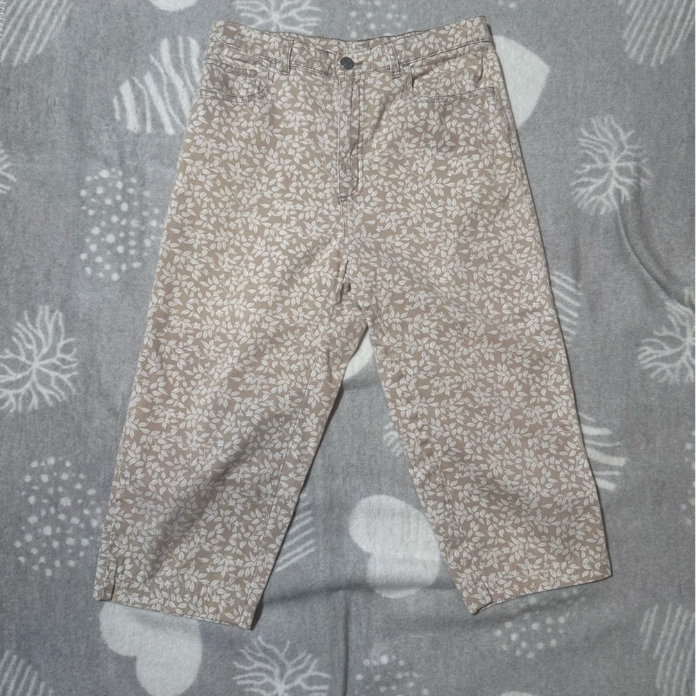 Capri Pants size 6 tan and white Floral Crossroads
